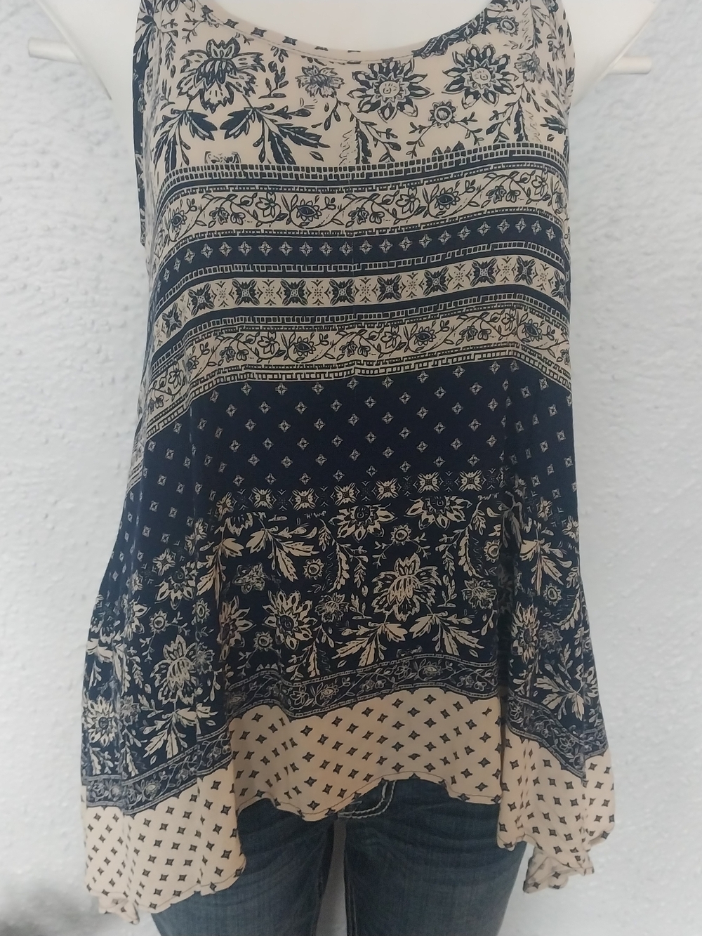 Women’s Floral Navy and Cream Sleeveless Camisole NWOT